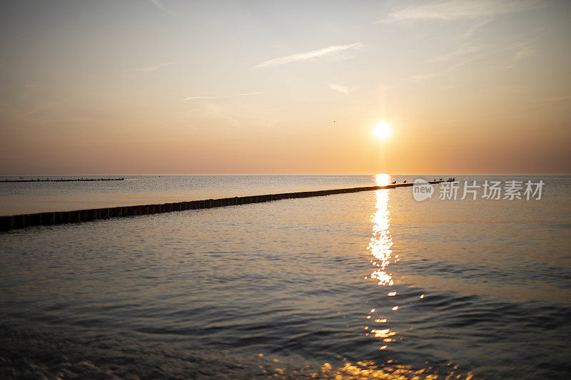 波罗的海海滩美丽的夜晚/隐藏之湖